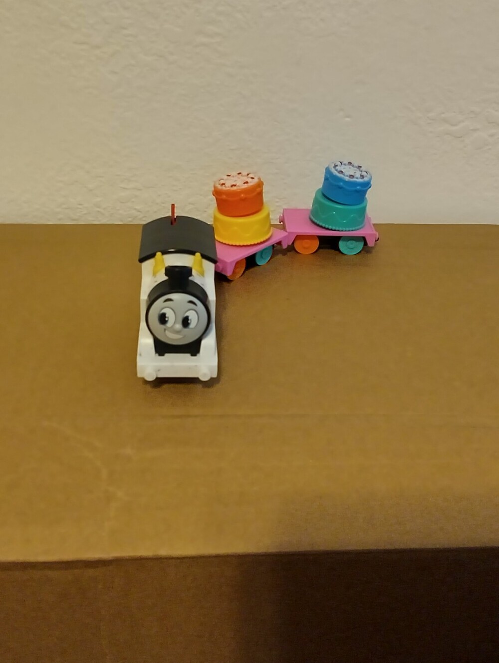 Thomas & Friends Motorized Toy Train, Wobbly Cake Thomas Engine with Cargo Cars